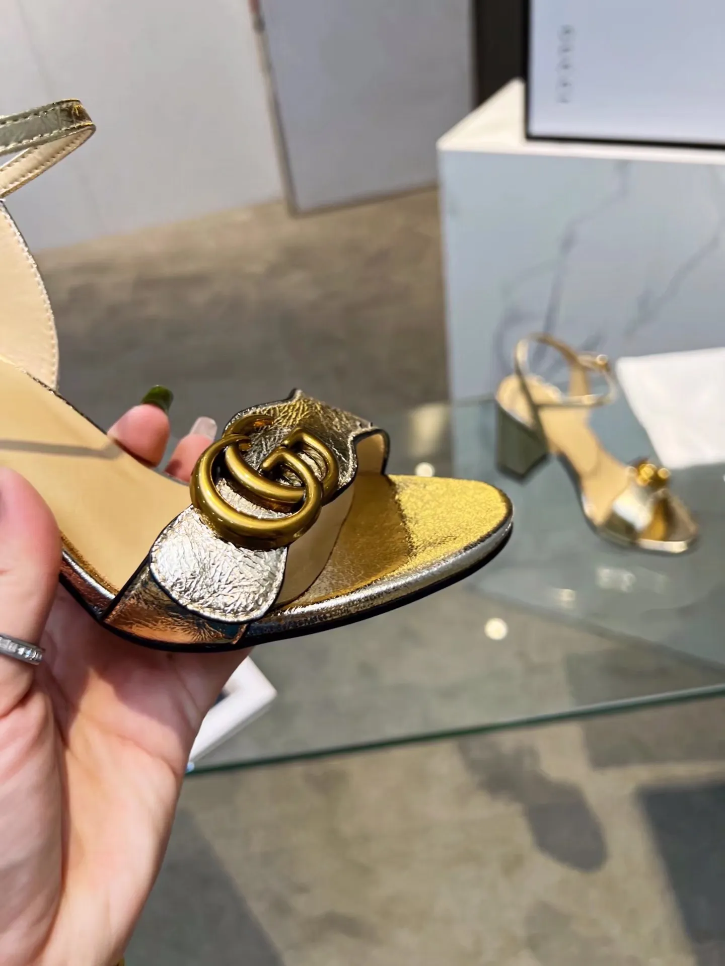 👟👟Ex-factory price 520👟👟 Women's Shoes Women's Clothing Gucci (GUCCI) official website 1:1 exquisite bronze buckle new summer one-line sandals are very well made and reassuring. The leather is shiny and tough. Comfortable and super comfortable to walk. It meets the actual needs of the public and is easy to control. Recommended fabric: first-layer cowhide lining/feet: sheepskin 🐑 genuine leather outsole. Heel height: 8cm. Color: gold, light gold, black, white, red, apricot. Size: 34-39 (sizes 40 and 41 need to be customized). Comes with receipt.